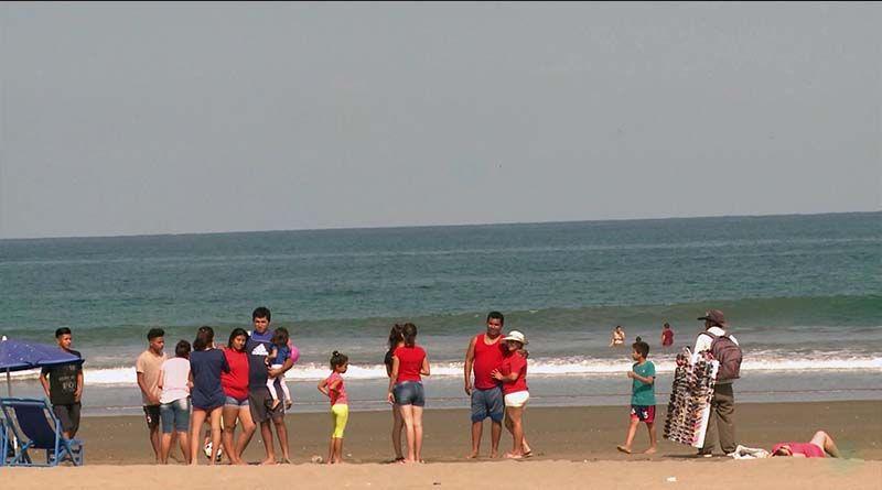 Imagen de la noticia: Manabí: Turistas llenaron las playas de Manta por feriado