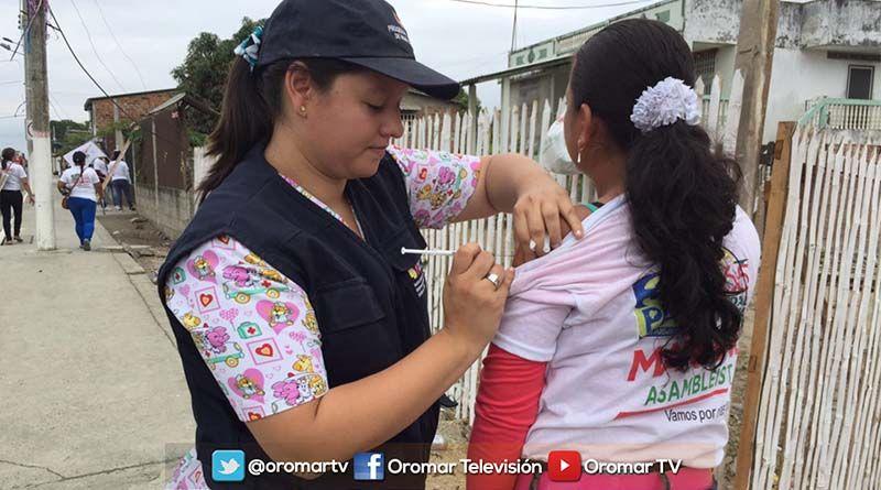 Imagen de la noticia: Inmunizan a personas contra la influenza en Portoviejo