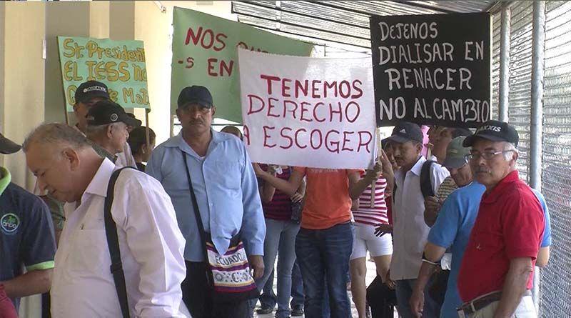 Imagen de la noticia: Manabí: Afiliados protestaron por cambio de clínica de diálisis