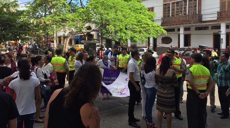 Imagen de la noticia: Manabí: Realizaron plantón en contra del femicidio
