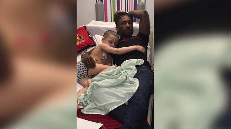 Imagen de la noticia: Defoe visitó a niño con cáncer