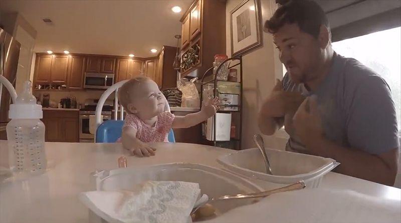 Imagen de la noticia: Video conmovedor de un padre sordomudo cantándole a su hija