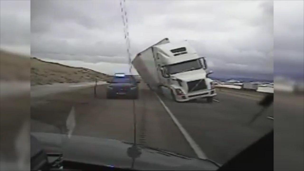 Imagen de la noticia: Camión volcado por fuertes ráfagas de viento