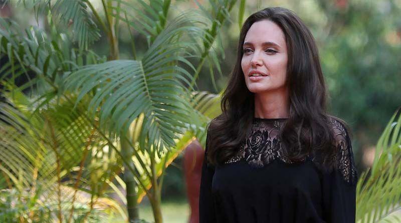 Imagen de la noticia: Angelina Jolie se refugia en sus hijos tras divorcio
