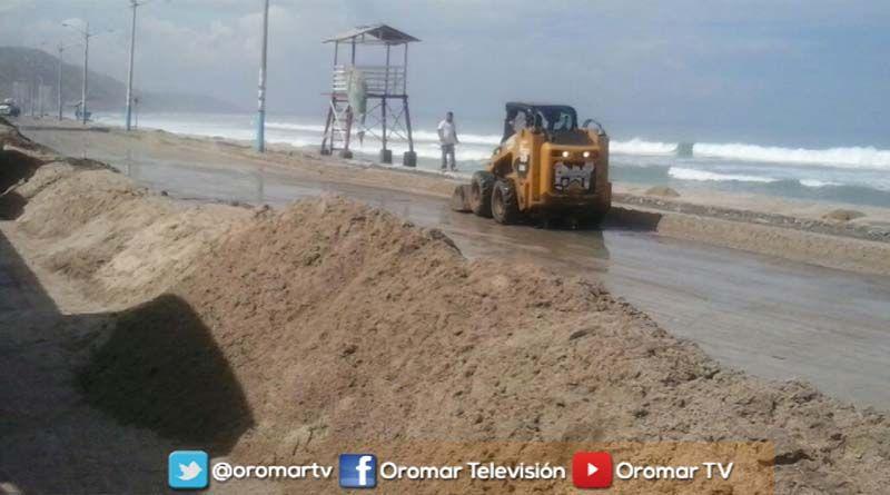 Imagen de la noticia: Muro de arena para proteger malecón de Crucita