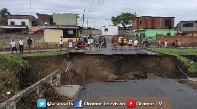 Imagen de la noticia: Puente en Manta colapsa por creciente de río tras fuertes lluvias