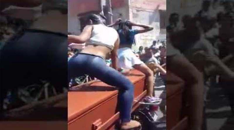 Imagen de la noticia: Bailan perreo sobre el ataúd de su amigo