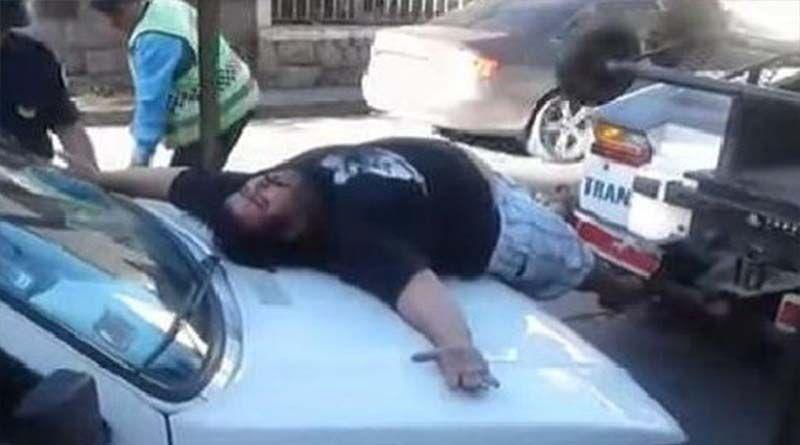 Imagen de la noticia: Le remolcan carro y así quiso bajarlo de grúa