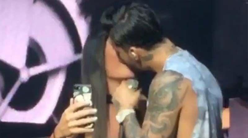 Imagen de la noticia: Mira el beso apasionado que Maluma le da a una de sus fans