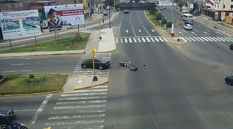 Imagen de la noticia: Impresionante accidente en Perú: Motociclistas fueron embestidos por un auto