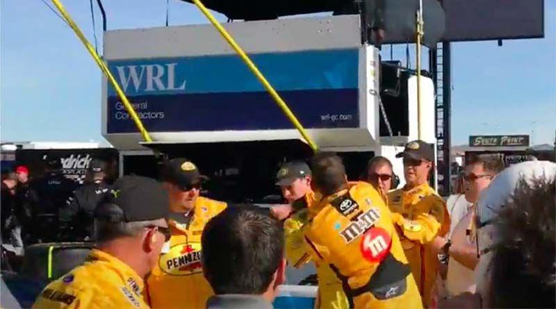 Imagen de la noticia: Tremenda pelea en el NASCAR: Pilotos cambian sus guantes por unos de boxeo