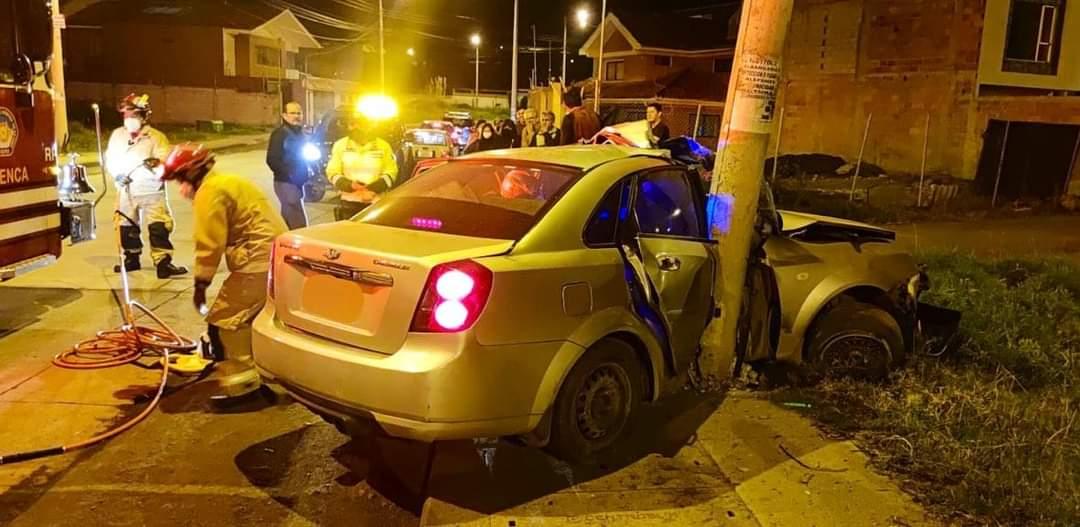 Imagen de la noticia: Cuenca | Conductor se impactó contra un poste de alumbrado público