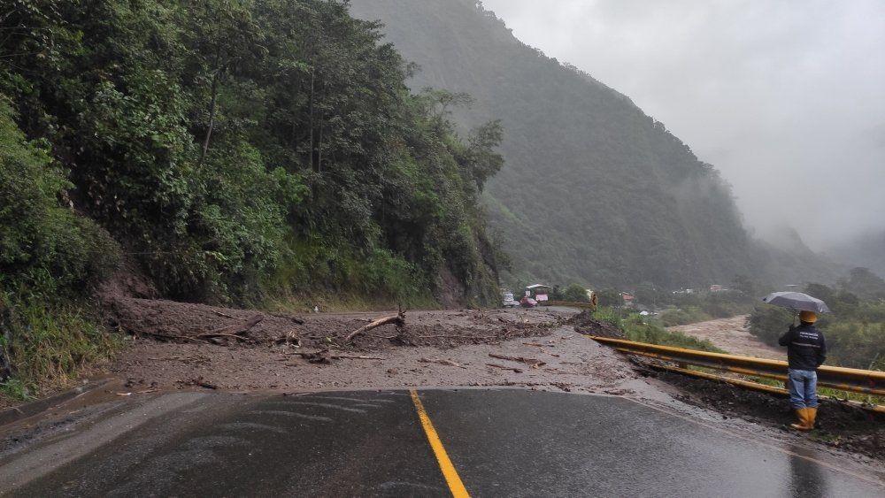 Imagen de la noticia: Vía Alóag-Santo Domingo cerrada por deslizamiento informó ECU911