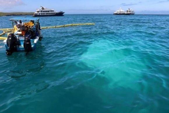 Imagen de la noticia: Barco hundido en Galápagos deja 2.000 galones de diésel sobre la superficie.