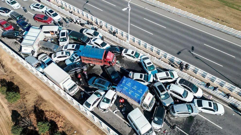 Imagen de la noticia: Choque entre más de 200 autos en un puente de China