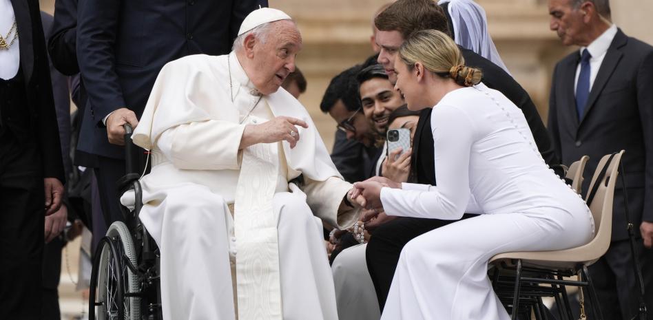 Imagen de la noticia: El papa Francisco bendice a las parejas homosexuales