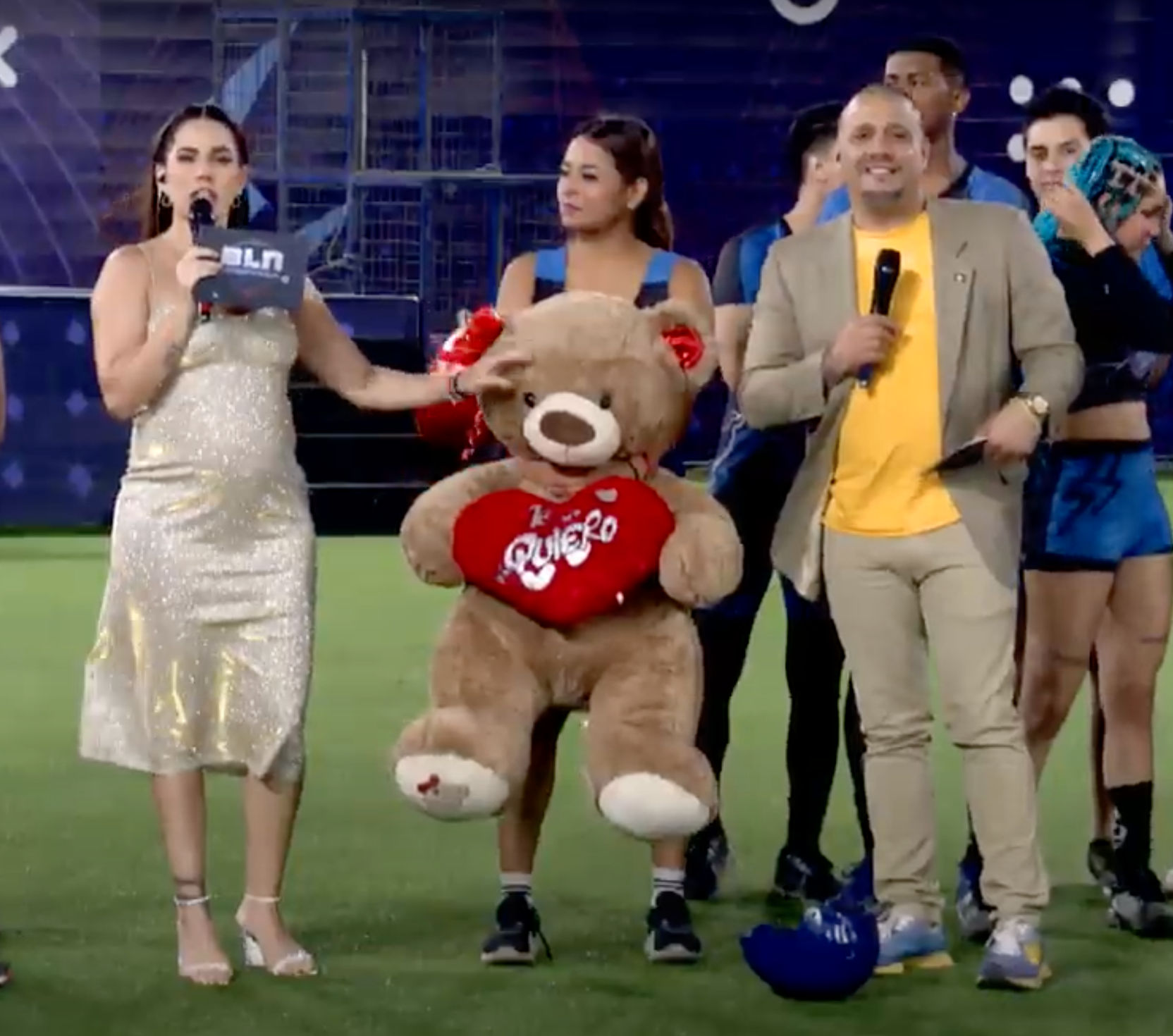Imagen de la noticia: Un oso y flores anónimas: ¿Quién es el admirador secreto de Mabel?