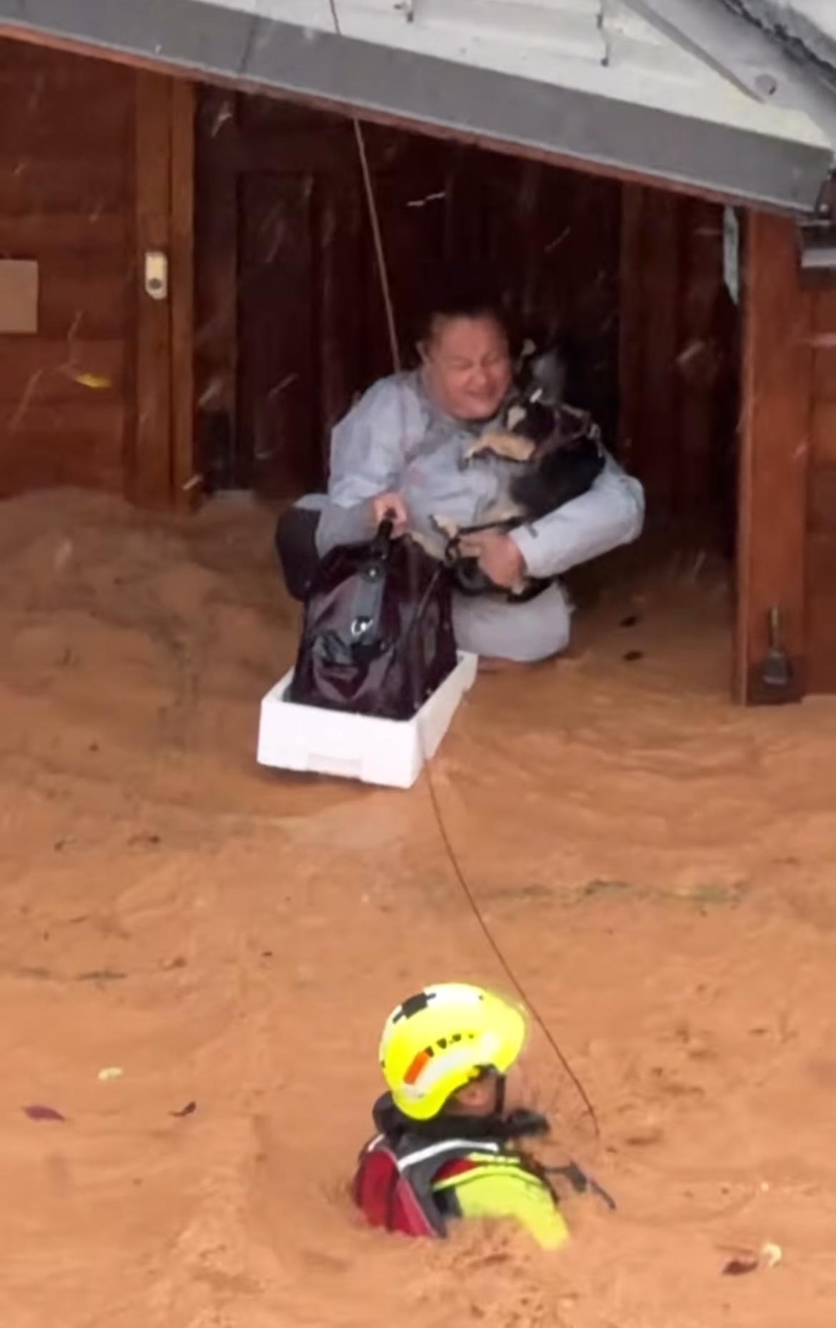 Imagen de la noticia: Rescatan a mujer, su perro y su gato de las inundaciones en Valencia, España