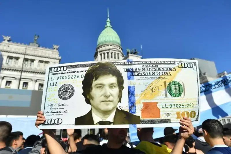 Imagen de la noticia: Cómo logró Milei que empiece a bajar la inflación en Argentina y estabilizar el dólar (y por qué no todos lo celebran)