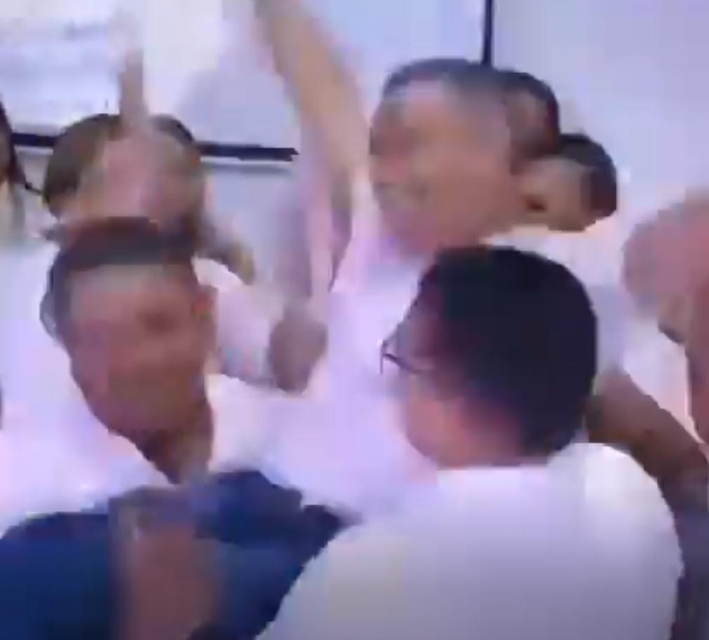 Imagen de la noticia: Empresario colombiano sorprende a sus empleados regalándoles casas