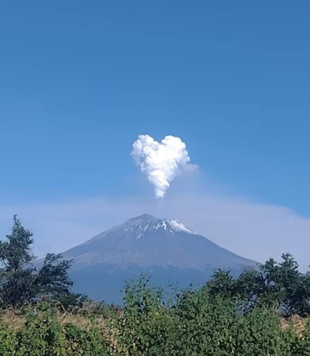 Imagen de la noticia: El volcán explosiona en forma de corazón, recordando la leyenda de amor eterno
