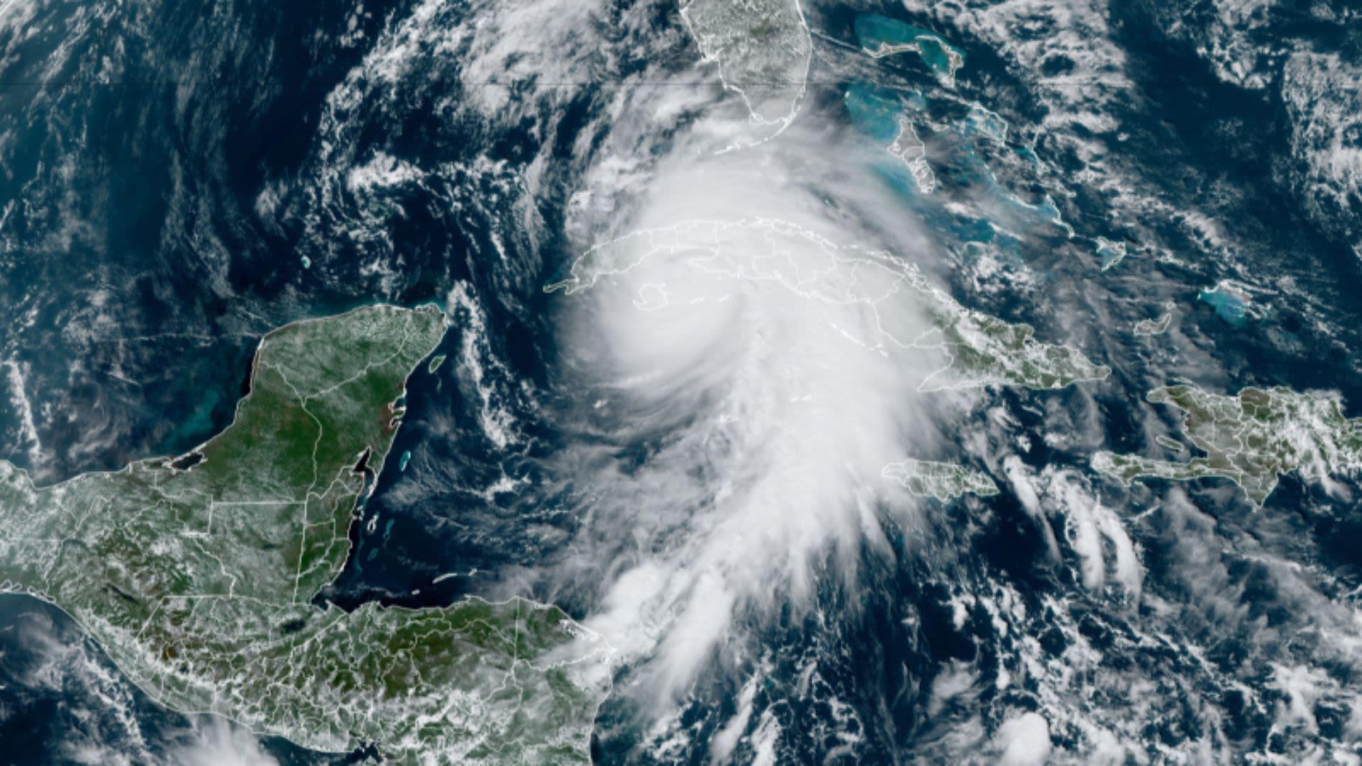 Imagen de la noticia: Huracán Rafael golpea Cuba: apagón total y 50,000 evacuados