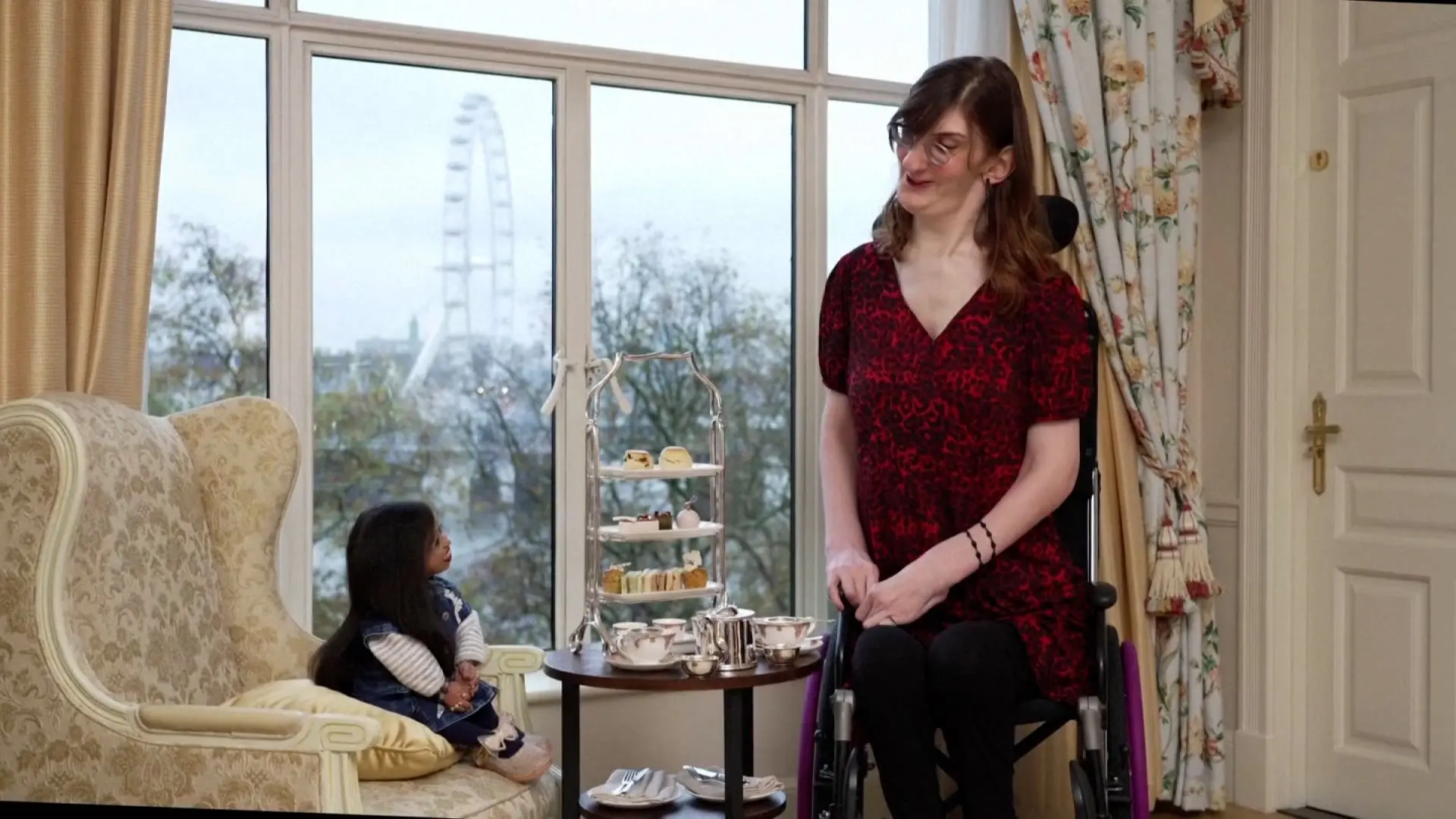 Imagen de la noticia: El día mundial de los Récords Guinness reúne a la mujer más alta y la más baja del mundo en Londres