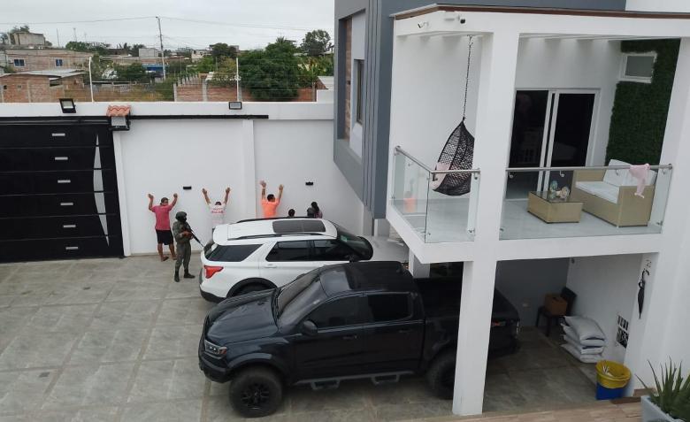 Imagen de la noticia: Allanan viviendas en Manta vinculadas a familiares de alias ‘Fito’: hallan vehículos de lujo y puertas blindadas