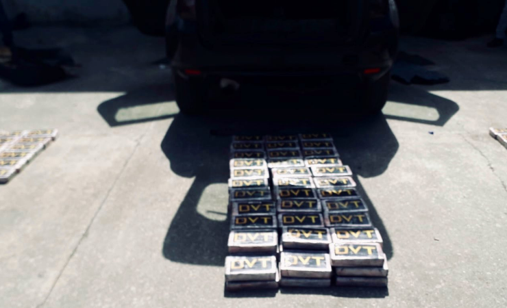 Imagen de la noticia: Decomisan 138 bloques de cocaína y detienen a dos personas en Tulcán