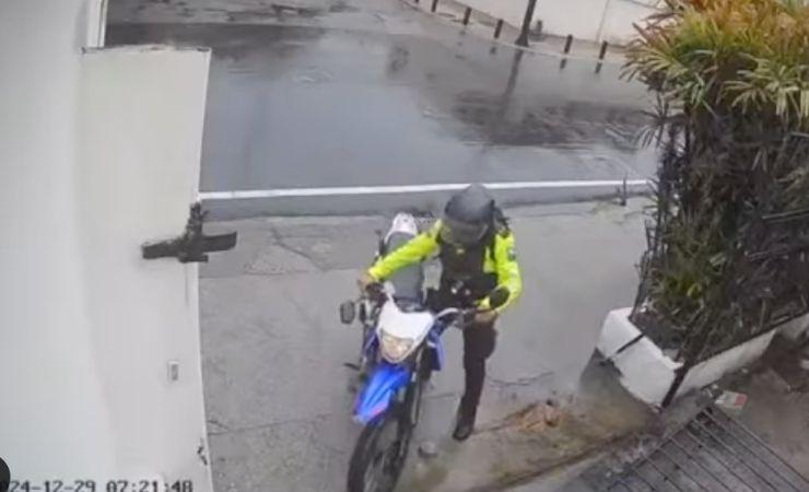 Imagen de la noticia: Policía se estrella contra las rejas de una casa en Guayaquil y se retira sin avisar