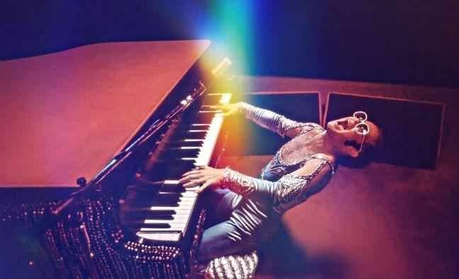 Imagen de la noticia: Elton John habla sobre su vida marcada por abusos, adicciones y arrepentimiento