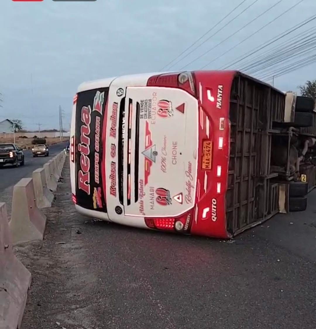 Imagen de la noticia: Bus de transporte interprovincial se volcó en la vía Manta &#8211; Rocafuerte