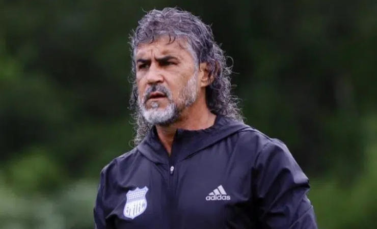 Imagen de la noticia: ¿Se va? El equipo interesado en Leonel Álvarez, DT de Emelec