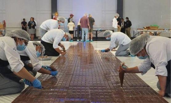 Imagen de la noticia: Ecuador rompe récord Guinness con la barra de chocolate más grande del mundo