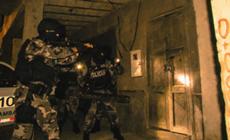 Imagen de la noticia: La Policía allana mansión usada por bandas criminales en Durán