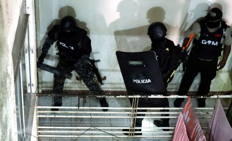 Imagen de la noticia: Policía allana 300 casas en Socio Vivienda, Guayaquil, en operativo contra Los Tiguerones