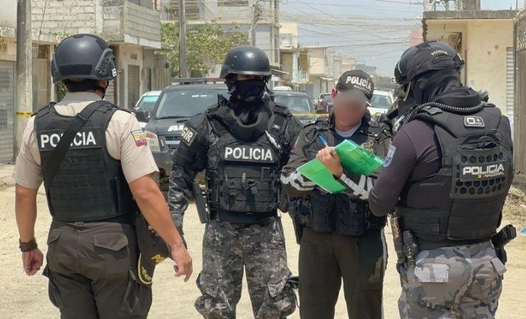 Imagen de la noticia: Policía Nacional prehendió a tres integrantes de “Los Lobos” tras operativo en Machala