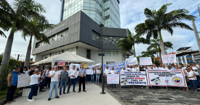 Imagen de la noticia: Trabajadores de CNEL protestan: rechazan fallo que exige devolver millones de dólares