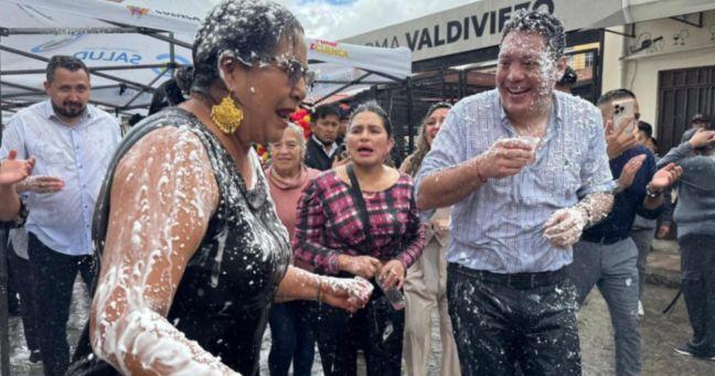Imagen de la noticia: Carnaval en Cuenca: Lourdes Tibán fue recibida con agua y espuma