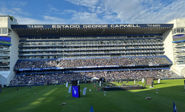 Lo quieren vender en partes: Varias localidades del estadio Capwell entran en remate por deuda