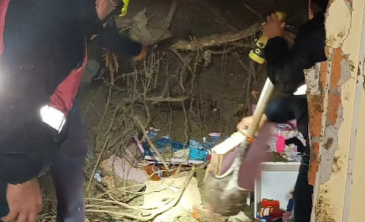 Imagen de la noticia: Tragedia en Portoviejo: Familia muere sepultada por deslave mientras dormía