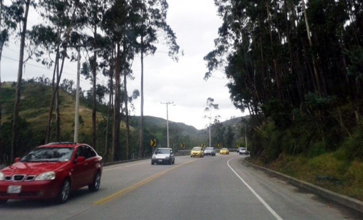 Imagen de la noticia: Cerrada: Deslizamiento de tierra afecta la vía Cuenca-Girón-Pasaje