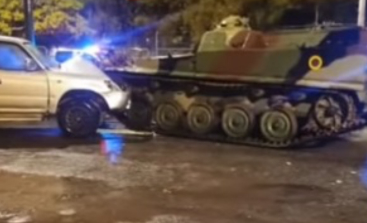 Imagen de la noticia: En Riobamba un vehículo se estrella contra tanque de guerra