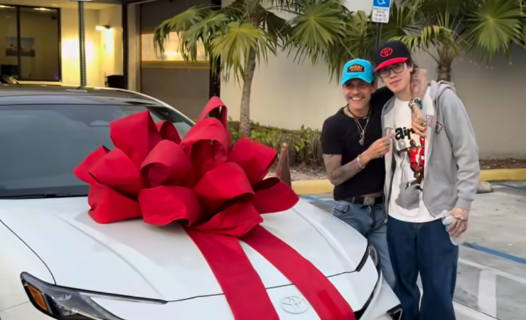 Imagen de la noticia: Marc Anthony sorprende a su hijo Ryan con un regalo especial, su primer carro