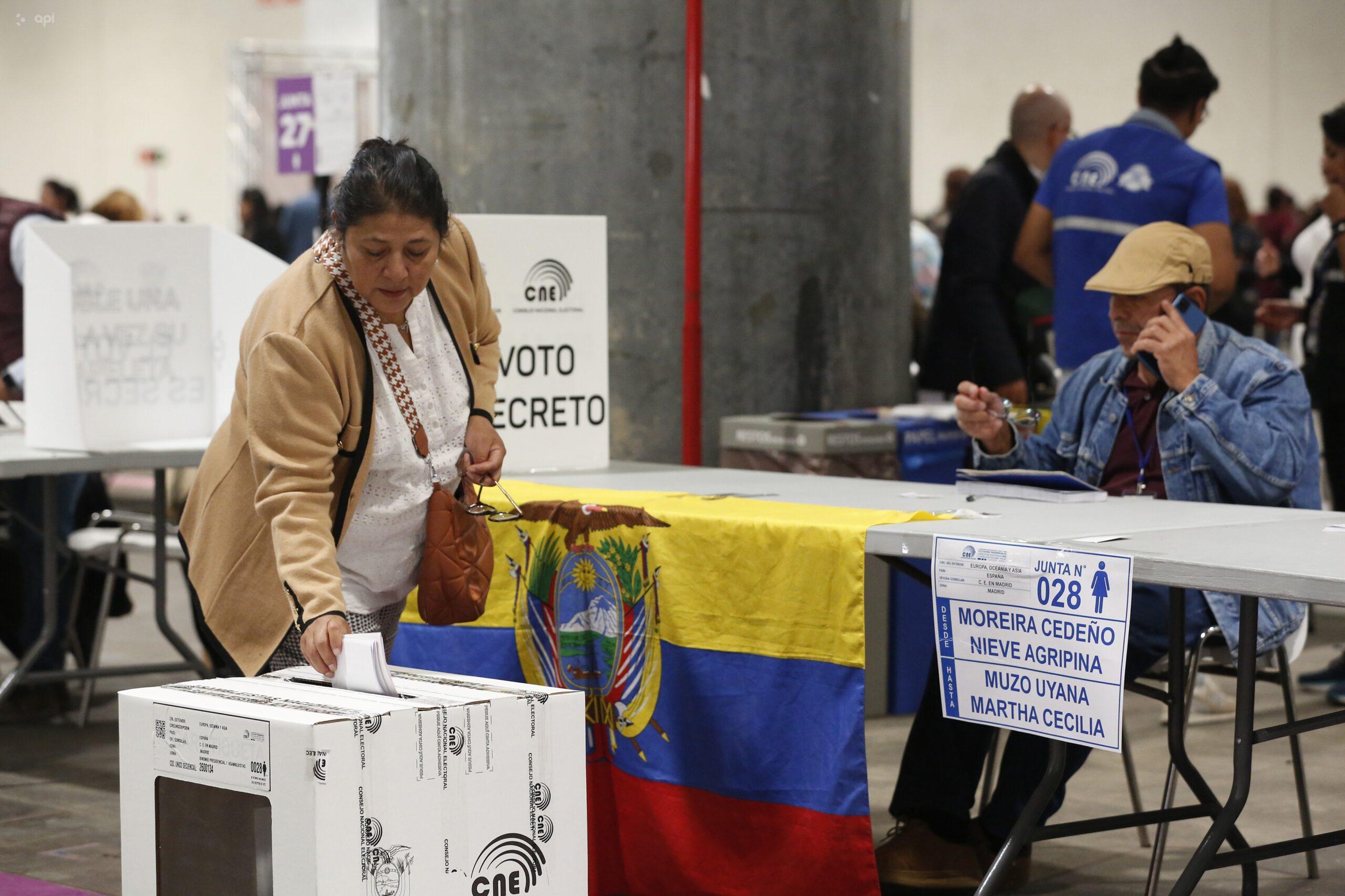 Imagen de la noticia: Ecuador avanza en su jornada electoral: 30% de participación y primeras votaciones