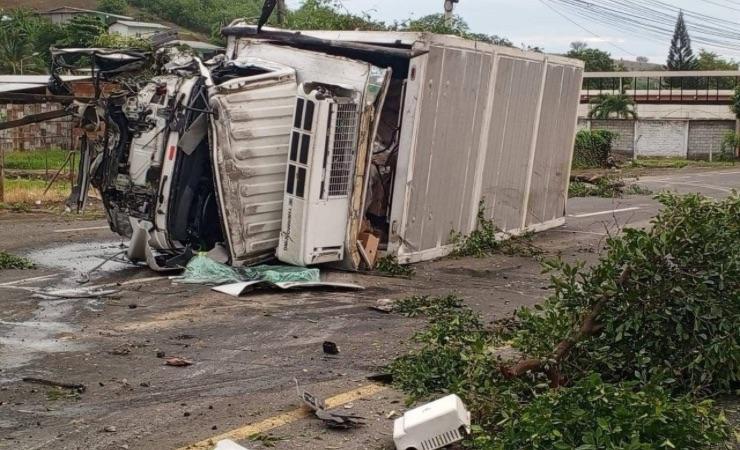 Imagen de la noticia: Camión se accidenta en la vía Portoviejo-Manta y bloquea el tránsito por tres horas