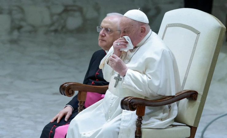 Imagen de la noticia: El papa Francisco es hospitalizado nuevamente por bronquitis y suspende su agenda