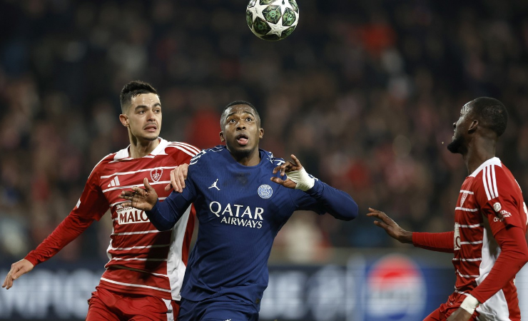 Imagen de la noticia: El PSG de Willian Pacho goleó al Brest y se acerca a los octavos de final de la Champions League