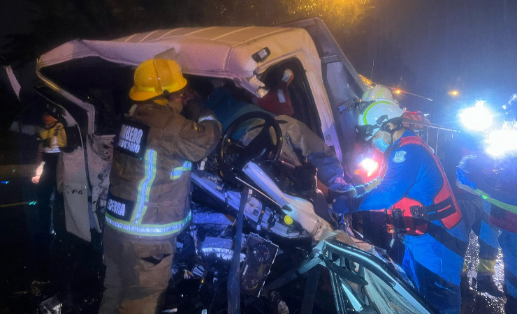 Imagen de la noticia: Mortal accidente en vía a la Costa, Guayaquil: un fallecido y un herido tras fuerte choque