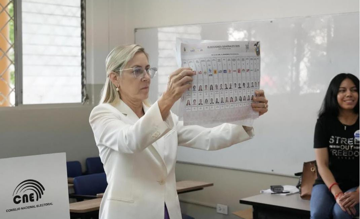 Imagen de la noticia: Anabella Azín sería la encargada de dirigir la primera sesión de la Asamblea Nacional